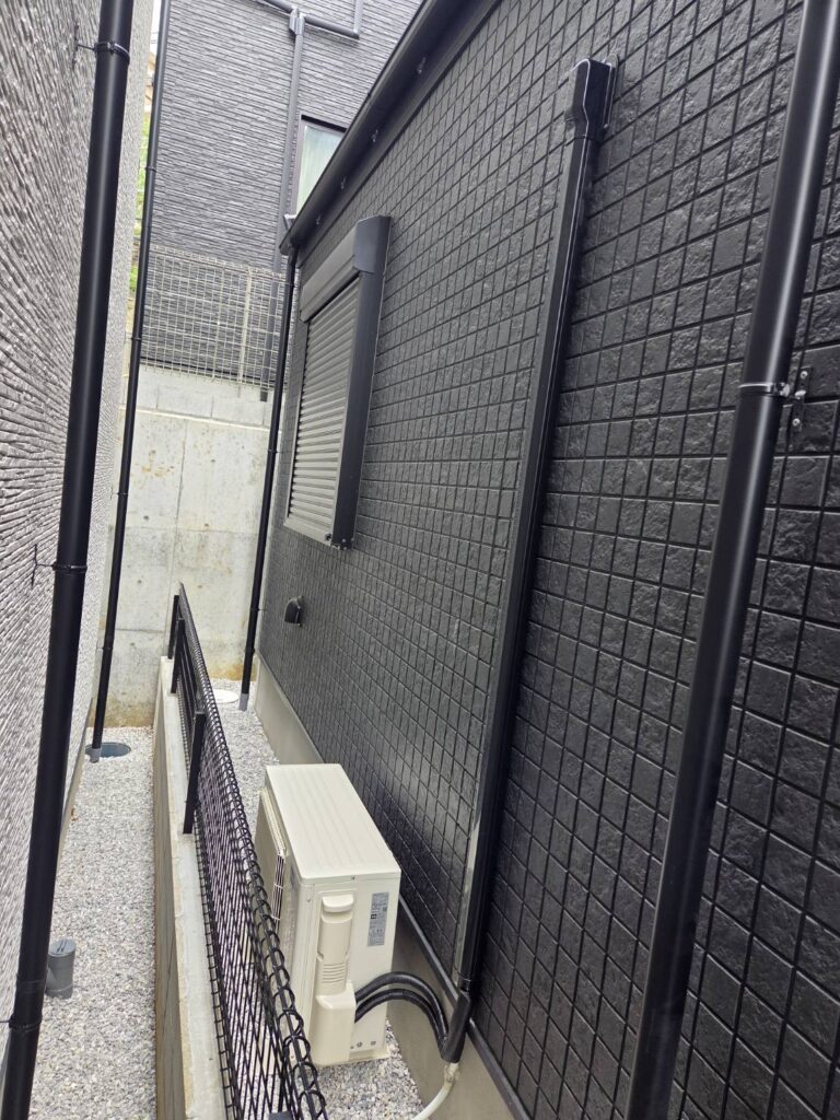 座間市 新築戸建て エアコン室外機設置・配管カバー仕上げ 全体