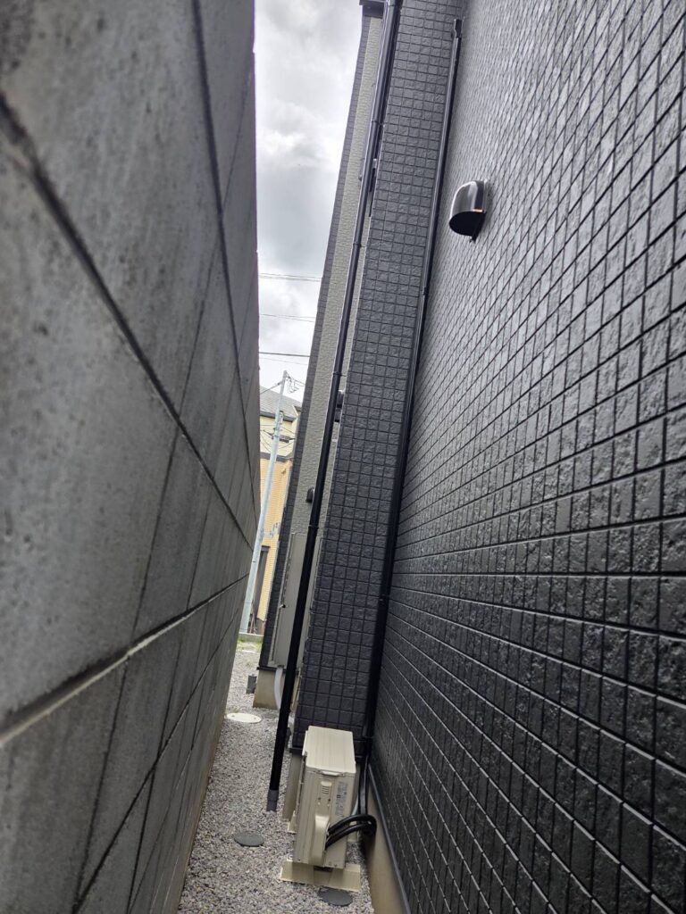 座間市 新築戸建て エアコン室外機設置・配管カバー仕上げ